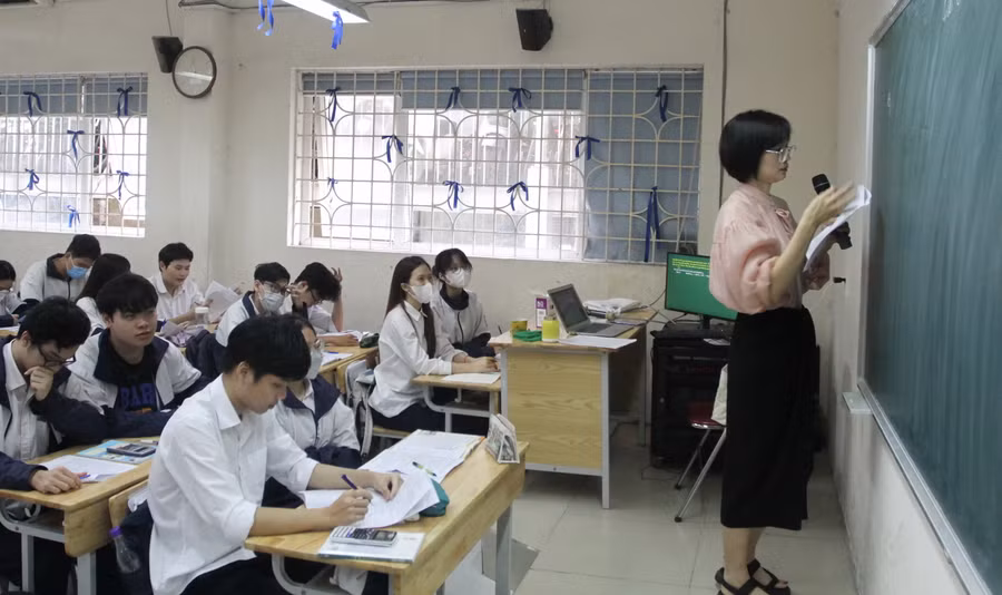 Cùng với bám sát đề thi tham khảo của Bộ GD&ĐT để xây dựng nội dung kiến thức ôn tập phù hợp, các trường tổ chức nhiều đợt kiểm tra, để xác định mức độ kiến thức của học sinh, từ đó phân công giáo viên kèm cặp học sinh yếu kém để các em có tâm thế vững vàng và kiến thức tốt nhất cho kỳ thi tốt nghiệp THPT năm 2023 vào cuối tháng 6. Cùng với bám sát đề thi tham khảo của Bộ GD&ĐT để xây dựng nội dung kiến thức ôn tập phù hợp, các trường tổ chức nhiều đợt kiểm tra, để xác định mức độ kiến thức của học sinh, từ đó phân công giáo viên kèm cặp học sinh yếu kém để các em có tâm thế vững vàng và kiến thức tốt nhất cho kỳ thi tốt nghiệp THPT năm 2023 vào cuối tháng 6.