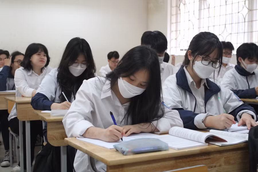 Chỉ còn hơn 1 tháng các em học sinh lớp 12 sẽ chính thức bước vào kỳ thi tốt nghiệp THPT năm 2023. Bên cạnh việc hoàn thành chương trình theo khung thời gian của năm học, các trường THPT đã triển khai kế hoạch ôn tập cho học sinh lớp 12. Chỉ còn hơn 1 tháng các em học sinh lớp 12 sẽ chính thức bước vào kỳ thi tốt nghiệp THPT năm 2023. Bên cạnh việc hoàn thành chương trình theo khung thời gian của năm học, các trường THPT đã triển khai kế hoạch ôn tập cho học sinh lớp 12.