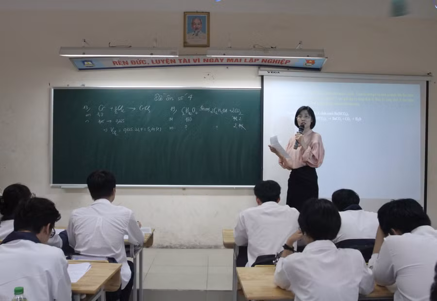 Giờ ôn tập môn Hóa học của cô trò Trường THPT Nguyễn Gia Thiều Giờ ôn tập môn Hóa học của cô trò Trường THPT Nguyễn Gia Thiều