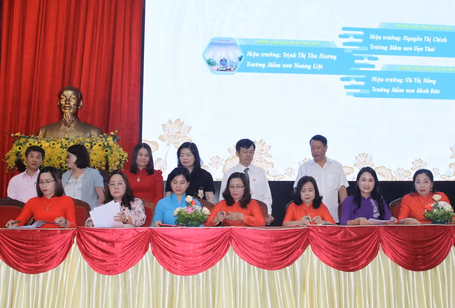Các trường mầm non thực hiện nghi thức ký kết.