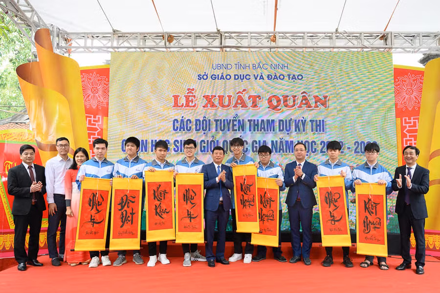 Ông Ngô Tân Phượng - Phó Chủ tịch UBND tỉnh Bắc Ninh chụp ảnh lưu niệm và chúc mừng thí sinh dự thi.