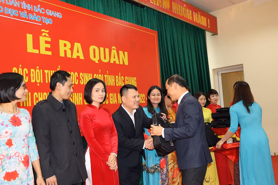 Phó Chủ tịch UBND tỉnh Bắc Giang - Mai Sơn trao quà của UBND tỉnh cho đại diện thầy giáo, cô giáo tham gia bồi dưỡng 11 đội tuyển.