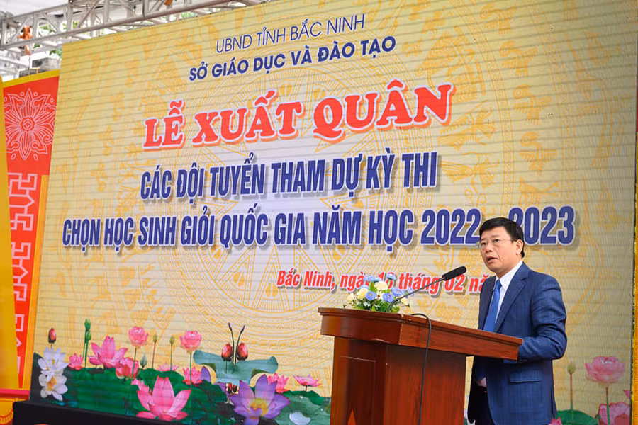 Ông Ngô Tân Phượng - Phó Chủ tịch UBND tỉnh Bắc Ninh gửi lời chúc đến học sinh dự thi. Ông Ngô Tân Phượng - Phó Chủ tịch UBND tỉnh Bắc Ninh gửi lời chúc đến học sinh dự thi.