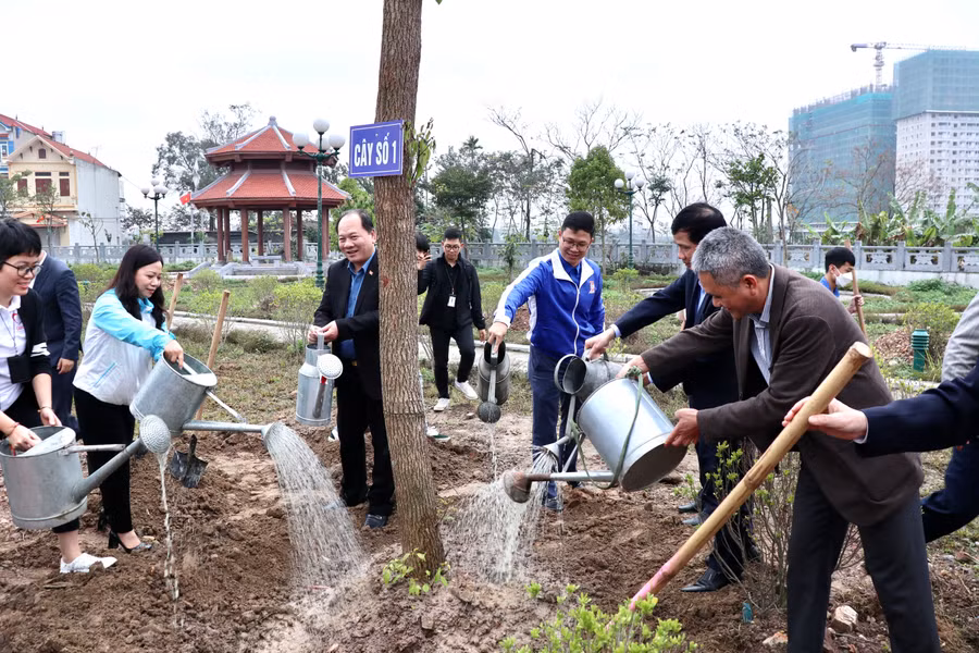 Các đại biểu tham gia hưởng ứng trồng cây tại lễ phát động.