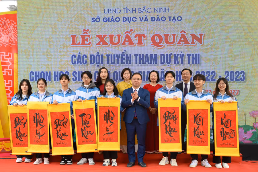 Giám đốc Sở GD&ĐT Nguyễn Thế Sơn chụp ảnh lưu niệm cùng đại diện học sinh các đội tuyển. Giám đốc Sở GD&ĐT Nguyễn Thế Sơn chụp ảnh lưu niệm cùng đại diện học sinh các đội tuyển.