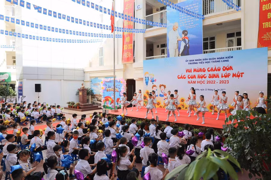 Trường tiểu học Thăng Long (quận Hoàn Kiếm) đón học sinh lớp 1 sáng 22/8