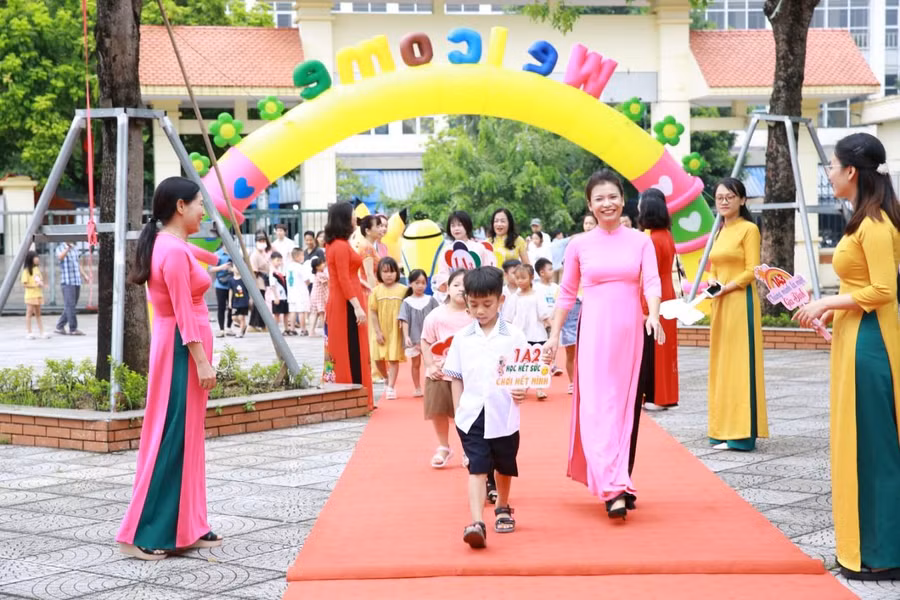 Học sinh Trường tiểu học Ninh Hiệp (huyện Gia Lâm) tựu trường