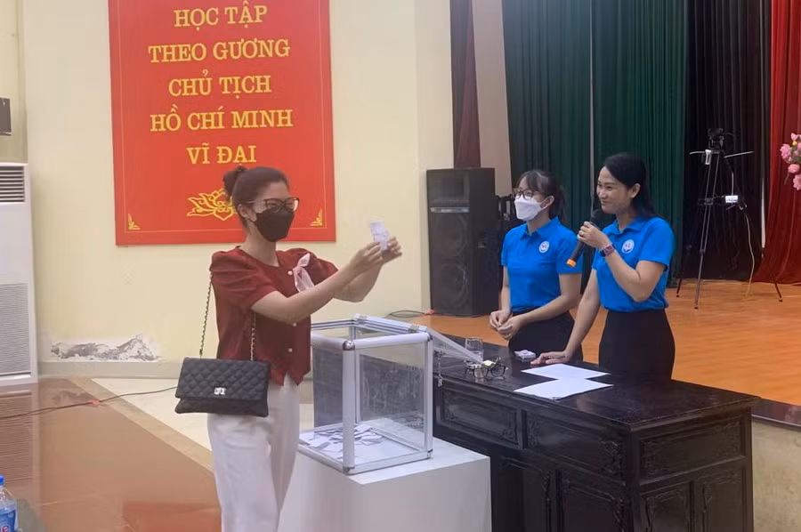 Phụ huynh vui mừng khi con trúng tuyển vào trường mầm non Hoàng Liệt