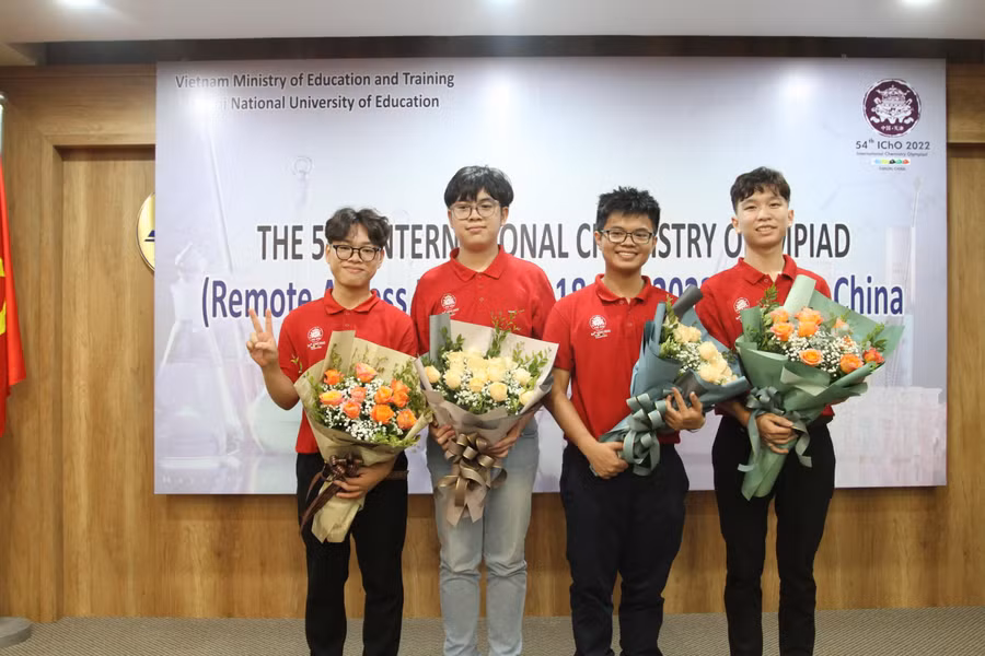 Phạm Nguyễn Minh Tuấn (thứ 2 từ trái sang) cùng các bạn trong đội tuyển Olympic Hóa học quốc tế 2022