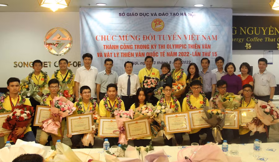 Lãnh đạo Sở GD&amp;ĐT Hà Nội chụp ảnh lưu niệm cùng đoàn