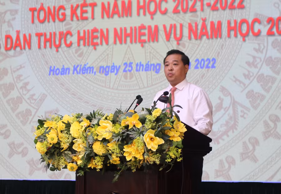 Phó Bí thư thường trực Quận ủy Hoàn Kiếm Đinh Hồng Phong phát biểu tại hội nghị.