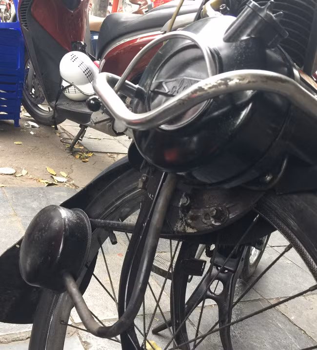 Chiếc cần gạt để đẩy động cơ hạ bộ máy xuống ép với bánh xe trước. Chiếc cần gạt để đẩy động cơ hạ bộ máy xuống ép với bánh xe trước.
