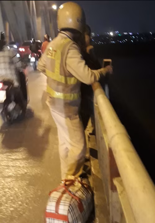 Nhận được tin báo của nhân dân, CSGT có mặt kịp thời khuyên giải chị H.T.T