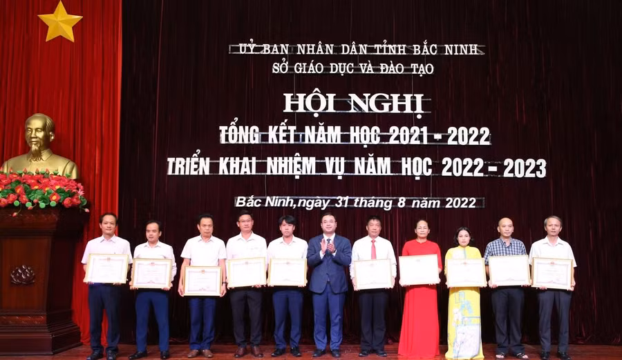 Các tập thể xuất sắc được nhận Bằng khen của Chủ tịch UBND tỉnh Bắc Ninh.