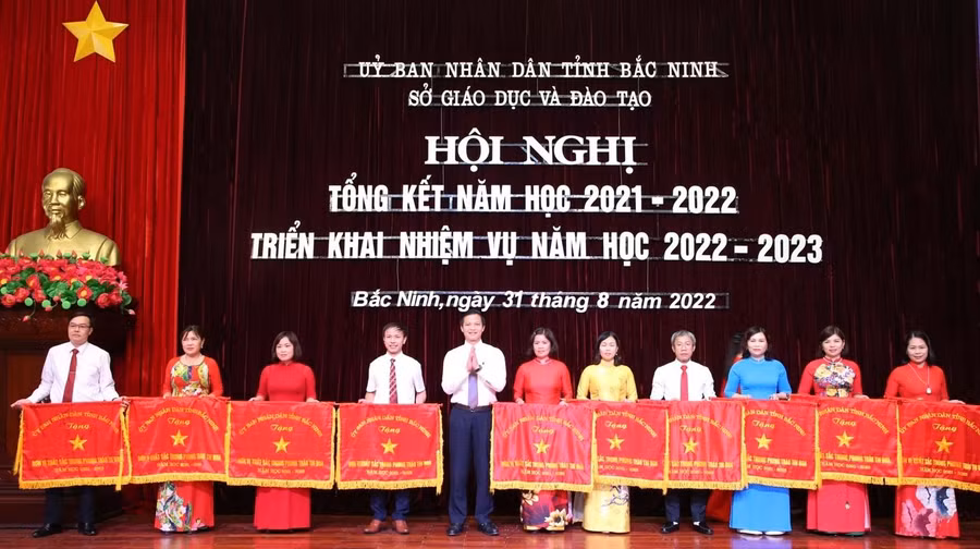 Phó Chủ tịch Thường trực UBND tỉnh Bắc Ninh - Vương Quốc Tuấn trao Cờ thi đua của UBND tỉnh cho các tập thể.