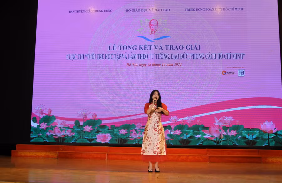 Tú Linh trình bày ca khúc tại lễ tổng kết và trao giải cuộc thi "Tuổi trẻ học tập và làm theo tư tưởng, đạo đức, phong cách Hồ Chí Minh" năm 2022.