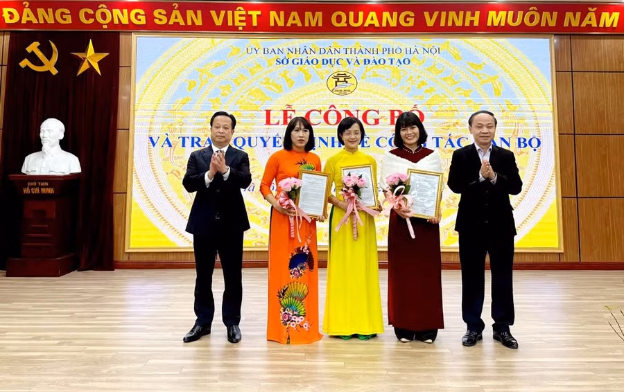 Giám đốc Sở GD&amp;ĐT Trần Thế Cương, Phó Giám đốc Sở GD&amp;ĐT Nguyễn Quang Tuấn trao quyết định bổ nhiệm cho các đồng chí cán bộ quản lý trường công lập.