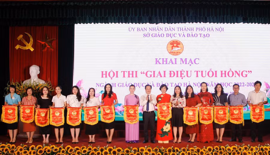 Giám đốc Sở GD&ĐT Hà Nội Trần Thế Cương tặng cờ lưu niệm cho các đơn vị tham gia hội thi. Giám đốc Sở GD&ĐT Hà Nội Trần Thế Cương tặng cờ lưu niệm cho các đơn vị tham gia hội thi.