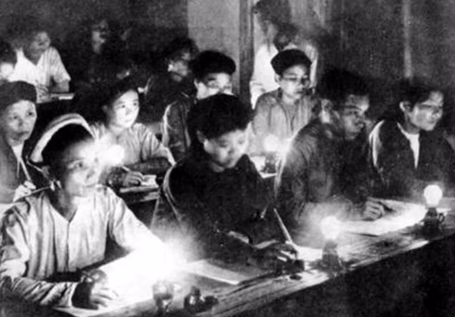 Một lớp bình dân học vụ năm 1945. Ảnh tư liệu