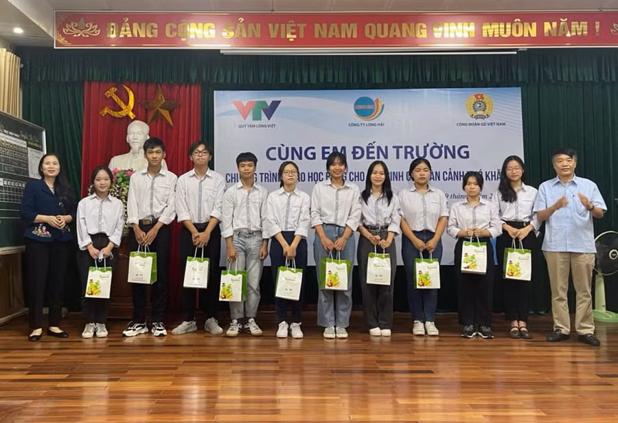 Bà Nguyễn Thị Bích Hợp cùng đại diện Quỹ Tấm lòng Việt trao quà cho học sinh Trường THPT Lương Tài
