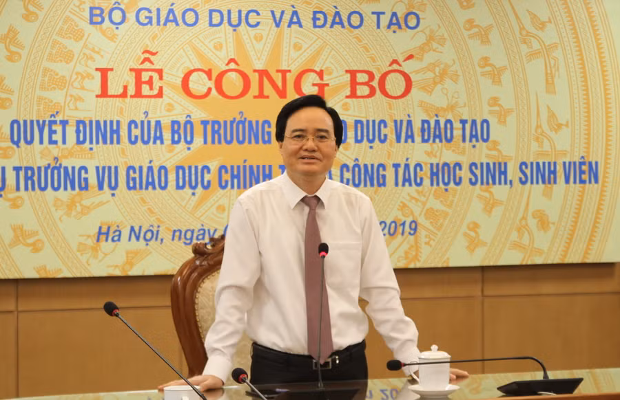 Bộ trưởng Phùng Xuân Nhạ phát biểu giao nhiệm vụ cho tân Vụ trưởng Bùi Văn Linh