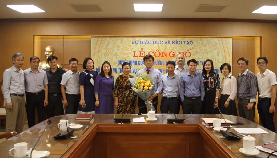Lãnh đạo và cán bộ Vụ Giáo dục Chính trị và Công tác học sinh sinh viên tặng hoa chúc mừng tân Vụ trưởng