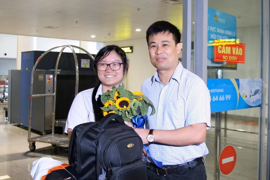 Ông Sái Công Hồng- Phó Cục trưởng Cục Quản lý chất lượng (Bộ GD&ĐT) tặng hoa chúc mừng Thảo trong ngày chiến thắng trở về Ông Sái Công Hồng- Phó Cục trưởng Cục Quản lý chất lượng (Bộ GD&ĐT) tặng hoa chúc mừng Thảo trong ngày chiến thắng trở về