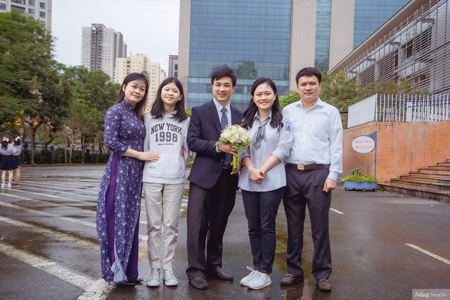 Nguyễn Lê Thảo Anh cùng gia đình và thầy chủ nhiệm Nguyễn Hồng Hải