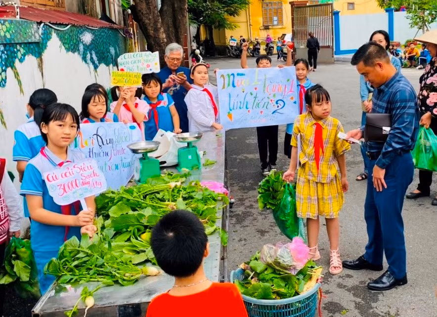 Học sinh trải nghiệm bán hàng.