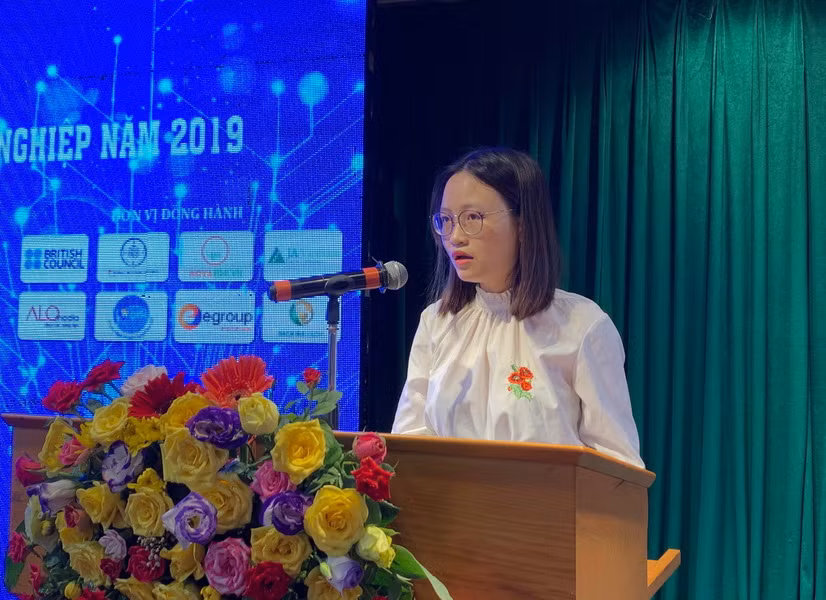 Sinh viên Nguyễn Ngọc Lan đại diện cho đội đoạt giải tại cuộc thi 2018 phát biểu Sinh viên Nguyễn Ngọc Lan đại diện cho đội đoạt giải tại cuộc thi 2018 phát biểu