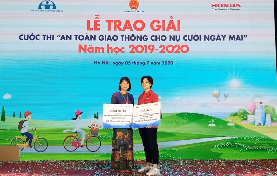 Cô Vũ Thị Anh đạt giải Nhất trong cuộc thi An toàn giao thông cho nụ cười ngày mai