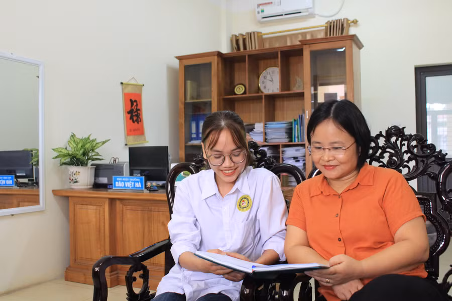 Cô Đào Việt Hà - Phó Hiệu trưởng trường THPT Hiệp Hòa số 1 chia sẻ với học trò trước ngưỡng cửa đại học.