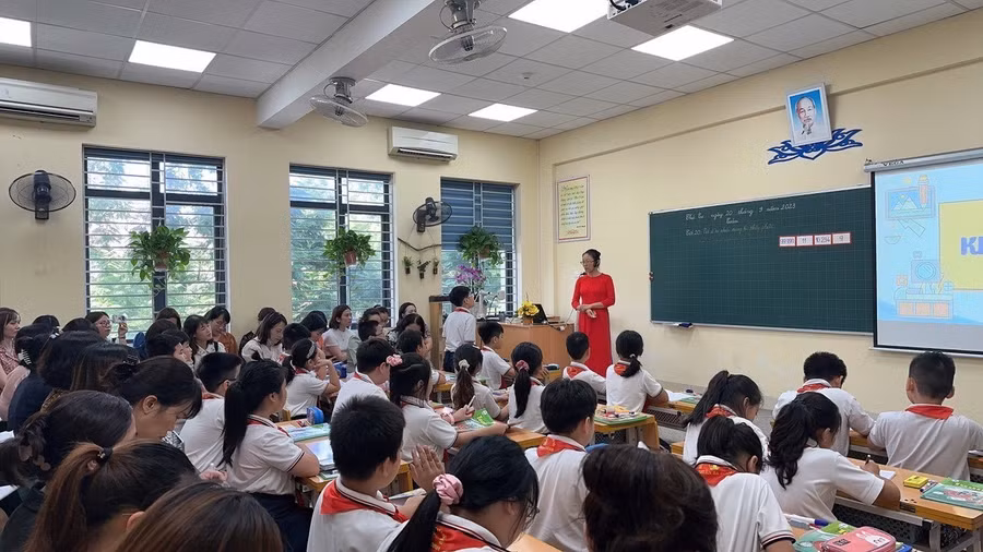 Lớp do cô Nguyễn Minh Châu - Trường Tiểu học Hoàng Diệu thực hiện với bài “Viết số tự nhiên trong hệ thập phân”.