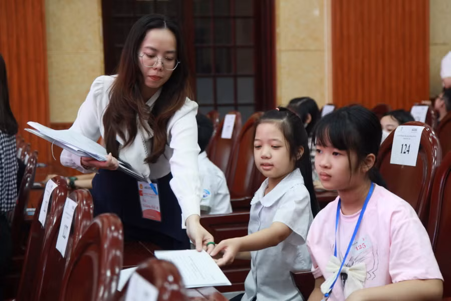 Giám thị phát đề thi cho các thí sinh.