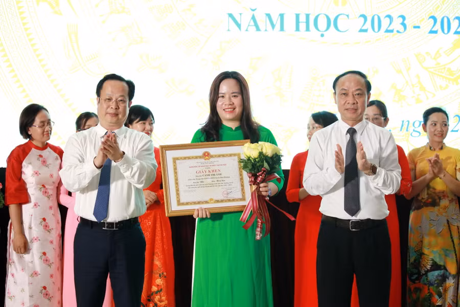 Giám đốc Sở GD&amp;ĐT Hà Nội Trần Thế Cương, Phó Giám đốc Sở GD&amp;ĐT Hà Nội Nguyễn Quang Tuấn trao thưởng cho các giáo viên đoạt giải Nhì.