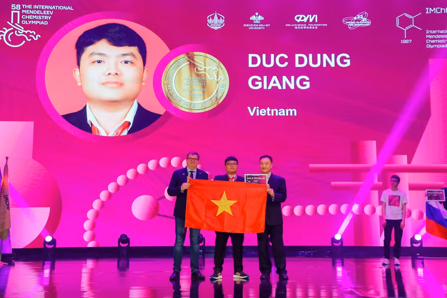 Giang Đức Dũng, học sinh Trường THPT chuyên Khoa học Tự nhiên xuất sắc giành huy chương Vàng. Giang Đức Dũng, học sinh Trường THPT chuyên Khoa học Tự nhiên xuất sắc giành huy chương Vàng.