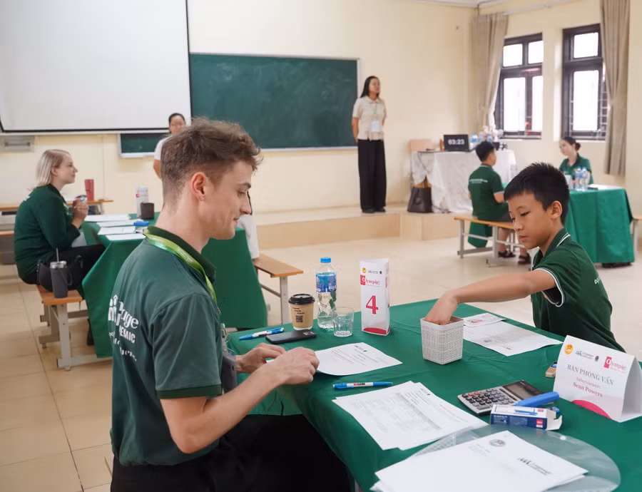Thí sinh trải nghiệm hình thức thi phỏng vấn trực tiếp với giám khảo là giáo viên bản ngữ.