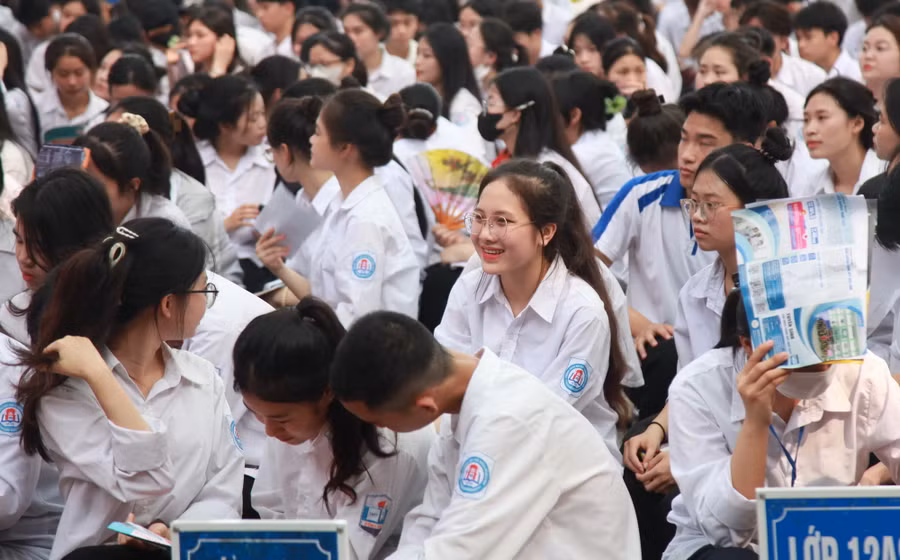 Buổi tư vấn tuyển sinh thu hút sự tham gia của hơn 1000 học sinh cùng nhiều phụ huynh trên địa bàn huyện Phú Xuyên. Buổi tư vấn tuyển sinh thu hút sự tham gia của hơn 1000 học sinh cùng nhiều phụ huynh trên địa bàn huyện Phú Xuyên.