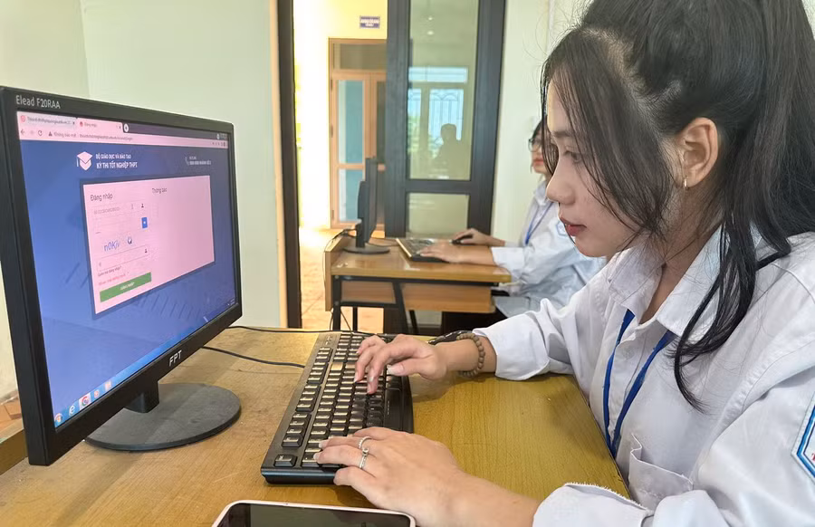 Học sinh Trường THPT Tiền Phong thử đăng ký thi tốt nghiệp THPT năm 2024.