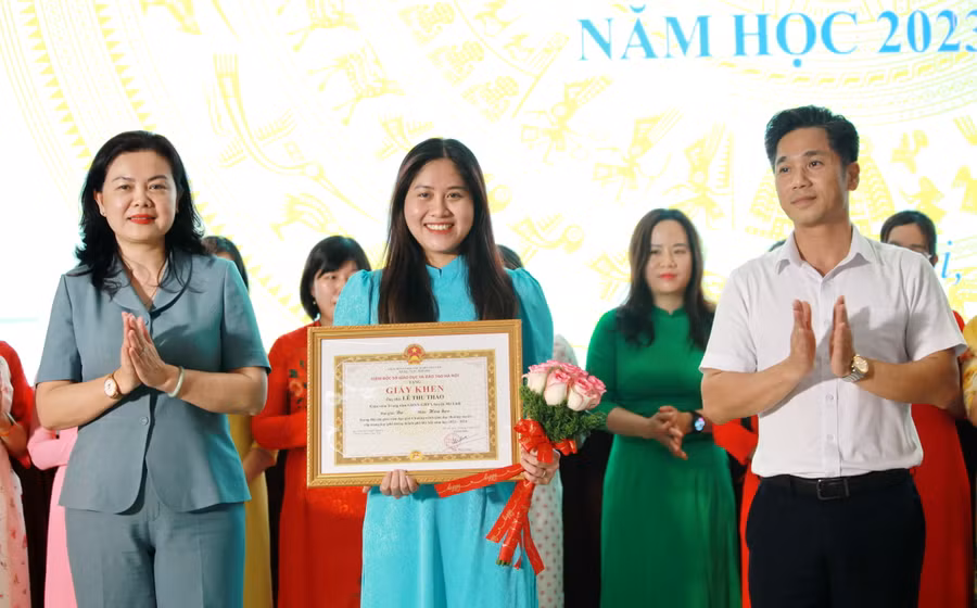 Phó Vụ trưởng Vụ Giáo dục Thường xuyên Nguyễn Xuân Thủy và Phó Giám đốc Sở GD&amp;ĐT Hà Nội Trần Lưu Hoa trao thưởng cho các giáo viên đoạt giải Ba.