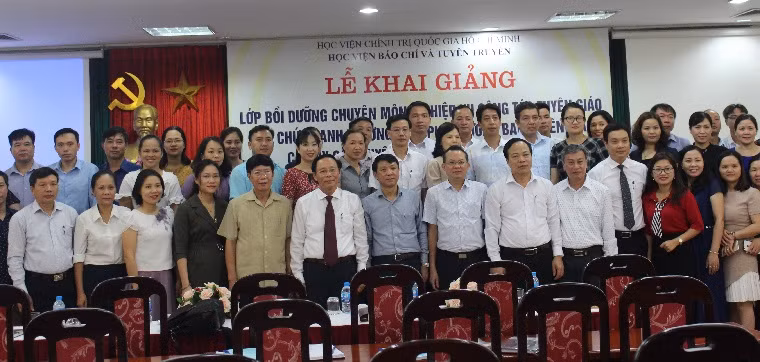 Các đại biểu, báo cáo viên, thầy cô giáo và các học viên Học viện BC&TT chụp ảnh lưu niệm. Các đại biểu, báo cáo viên, thầy cô giáo và các học viên Học viện BC&TT chụp ảnh lưu niệm.