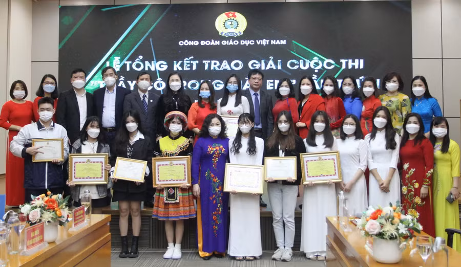 Thứ trưởng Ngô Thị Minh cùng các tác giả đoạt giải