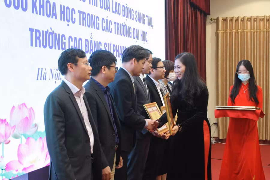 Phó Chủ tịch Công đoàn Giáo dục Việt Nam Nguyễn Thị Bích Hợp tặng bằng khen cho các cá nhân