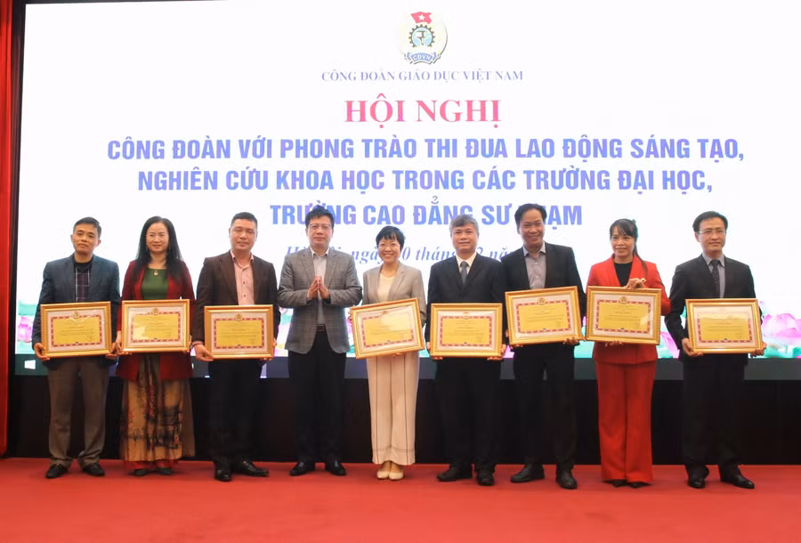 Chủ tịch Công đoàn Công đoàn Giáo dục Việt Nam Nguyễn Ngọc Ân tặng bằng khen cho các tập thể có thành tích xuất sắc