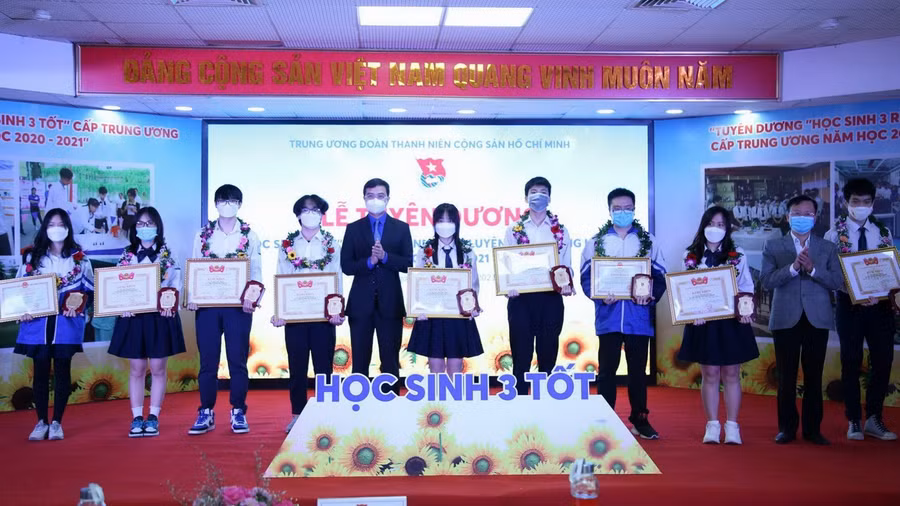 Bí thư thường trực Trung ương, Đoàn Bùi Quang Huy trao tặng danh hiệu "Học sinh 3 tốt" năm học 2020-2021.
