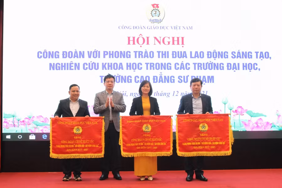 Chủ tịch Công đoàn Giáo dục Việt Nam tặng cờ thi đua cho các đơn vị xuất sắc
