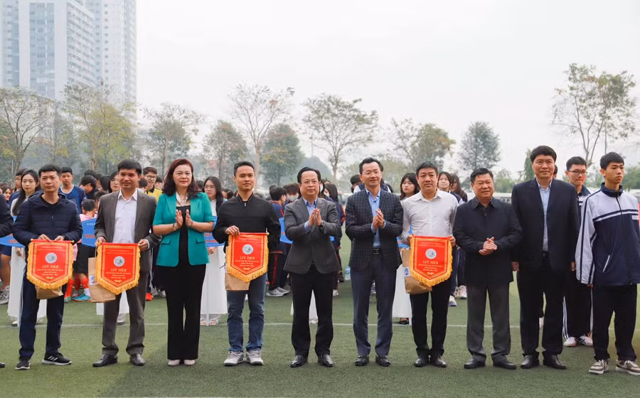 Ban Tổ chức tặng cờ lưu niệm cho các đoàn tham dự giải. Ban Tổ chức tặng cờ lưu niệm cho các đoàn tham dự giải.
