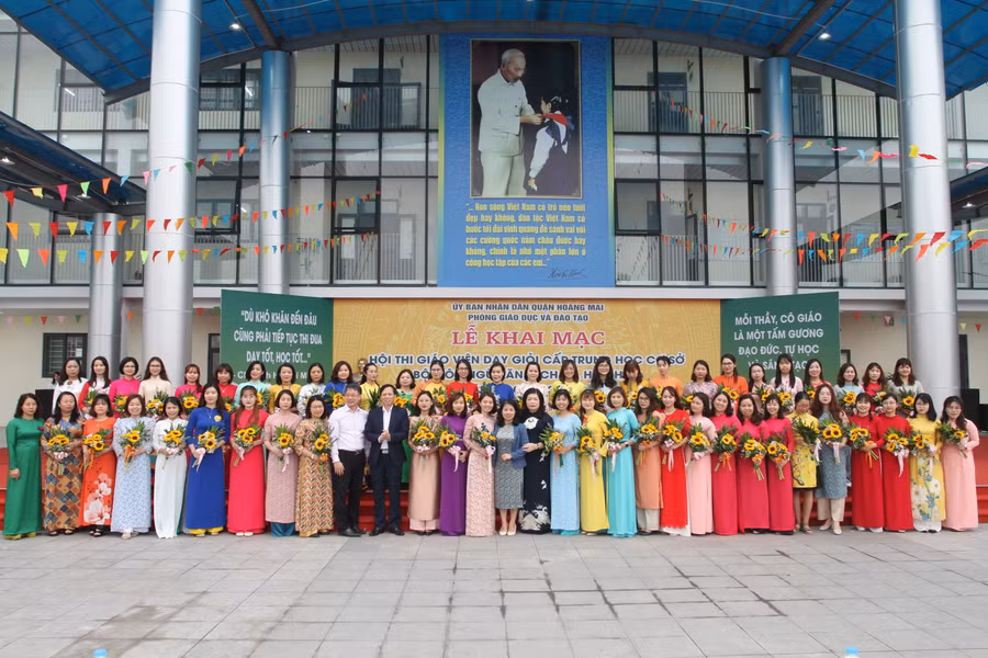 Các giáo viên tham dự hội thi giáo viên dạy giỏi quận Hoàng Mai năm 2023.