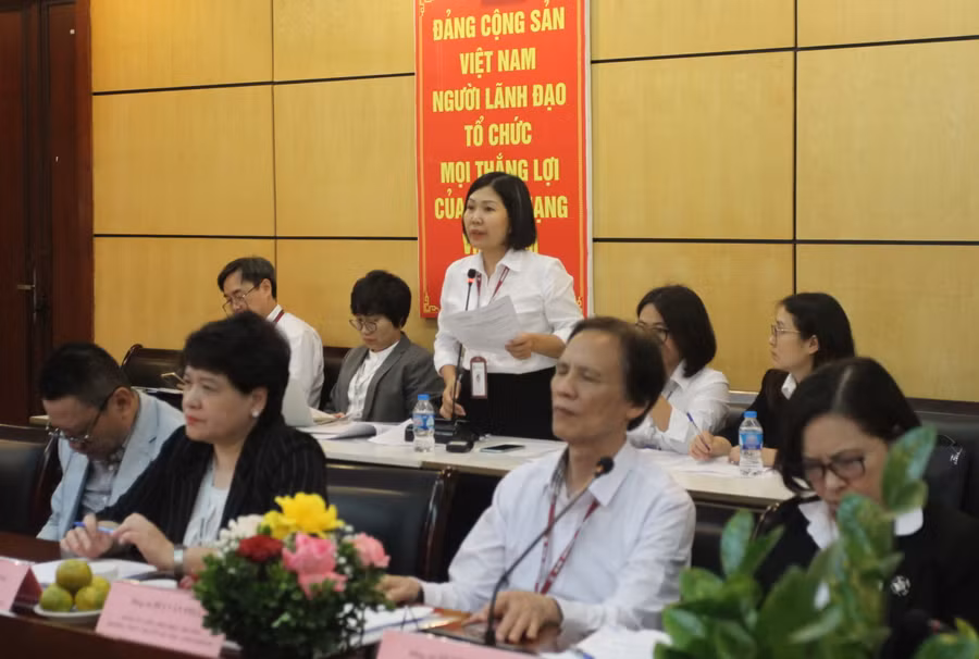 Giáo viên Trường THPT chuyên Hà Nội - Amsterdam chia sẻ về quá trình thực thực hiện Chương trình, sách giáo khoa mới. Giáo viên Trường THPT chuyên Hà Nội - Amsterdam chia sẻ về quá trình thực thực hiện Chương trình, sách giáo khoa mới.