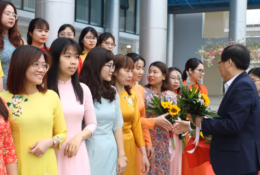 Ban tổ chức tặng hoa chúc mừng các giáo viên dự thi. Ban tổ chức tặng hoa chúc mừng các giáo viên dự thi.